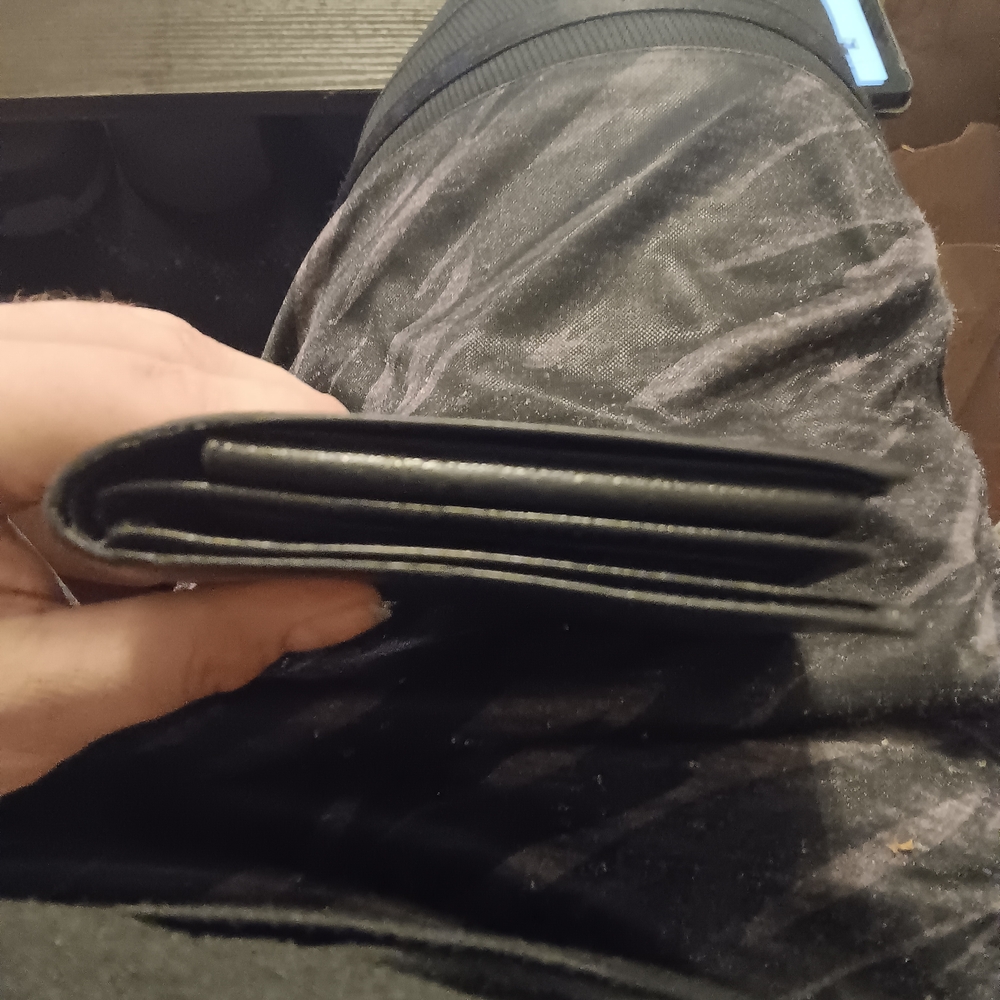 Louis Vuitton Taiga Black BiFold Unisex Wallet With No Peeling (EUC) - Picture 13 of 15
